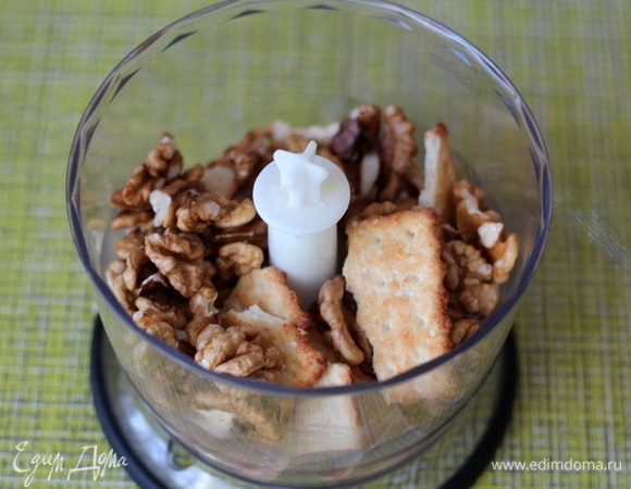 Крекеры (я брала сладкие), грецкие орехи, какао, сахарную пудру поместить в измельчитель.