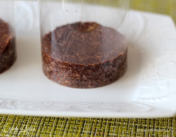 Хорошо утрамбовываем. И помещаем в холодильник на 20–30 минут.