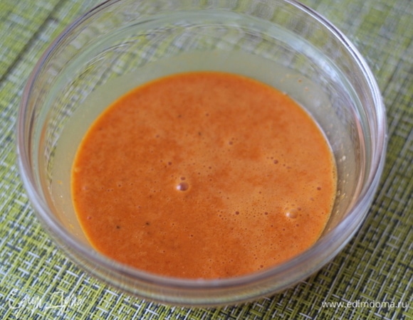 Пробить блендером в пюре, которое протереть через сито, чтобы удалить жмых и семена. В пюре я замачиваю листовой желатин на 10 минут. После прогреваю до полного растворения желатина. 1/3 желатиновой смеси откладываю в отдельную мисочку.
