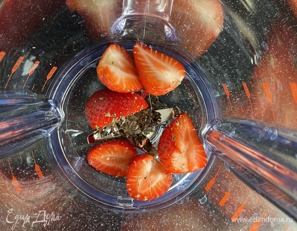 Несколько ягод моем, удаляем плодоножки. Блендируем клубнику вместе с чайной ложкой оливкового масла и базиликом. В отсутствие свежего базилика вполне можно использовать сушеный.