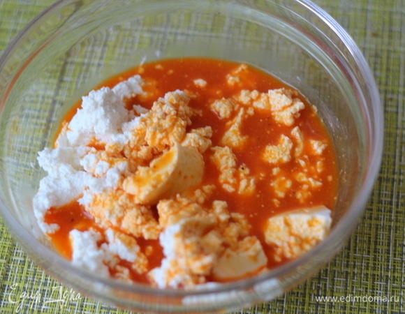 2/3 пюре с желатином соединяю с творогом, добавляю мед и сахарную пудру. Можно сахарной пудры положить чуть больше, если любите послаще.