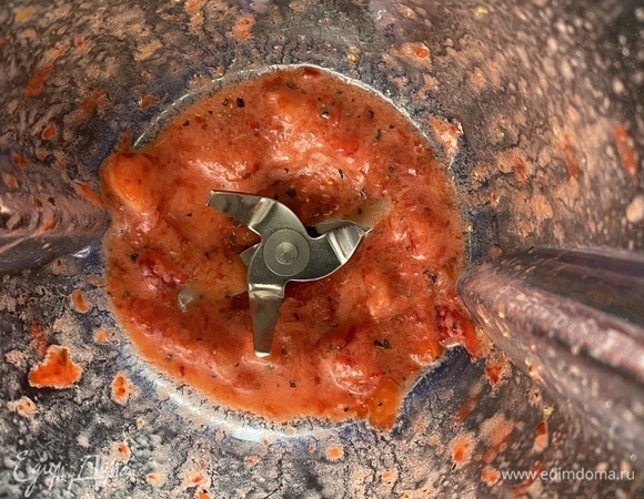 Через 10 минут после того, как мы поставили тесто в духовку и оно немного поднялось и подсохло, смазываем его клубничным соусом и ставим опять в духовку.