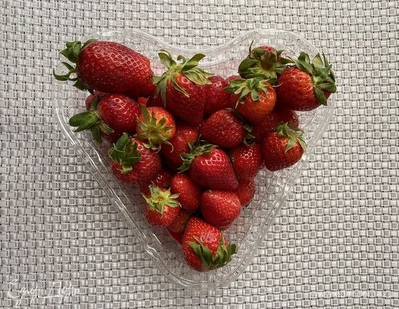 Чашку клубники моем, удаляем плодоножку и нарезаем вдоль ломтиками со стороной 0,4 мм.