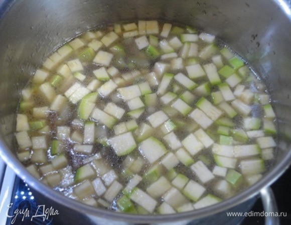 Посолить, поперчить, добавить тимьян и чабер и варить на медленном огне 10 минут.