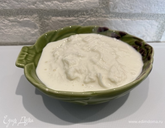 Страчателлу откидываем на сито и даем стечь жидкости. Это делаем для того, чтобы тесто в дальнейшем не стало влажным.