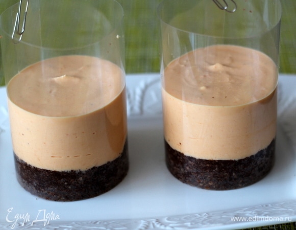 Выкладываем в наши формочки. И ставим застывать на 1,5 часа в холодильник.