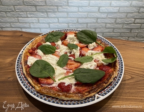 За 1–2 минуты до конца выпекания теста (тут вы должны ориентироваться на жар своей духовки) достаем тесто, сверху выкладываем клубнику, а на нее выкладываем страчателлу. Красный острый перец горошком измельчаем в ступке и слегка посыпаем пиццу. Ставим в духовой шкаф буквально на полторы минуты.