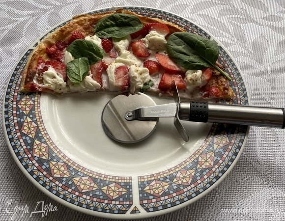 Достаем пиццу из духовки, перед подачей на пиццу кладем несколько листочков базилика. Также прекрасно дополнить вкус этого блюда может бальзамический соус. Используйте по вкусу.