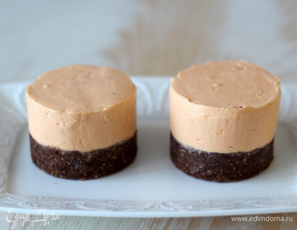 Достаем наш десерт, снимаем ленту. 1/3 часть желатиновой смеси, которую мы оставляли, немного прогреваем, добавляем 1 ч. л. сахарной пудры и хорошо перемешиваем до однородности, с помощью чайной ложки аккуратно поливаем десерт сверху. Если немного подтолкнуть смесь к краю, она спустится красивой каплей.