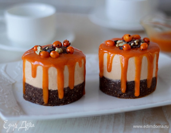 Украшаем сверху кусочками орехов, шоколада и ягодами облепихи. Десерт готов, приятного аппетита!