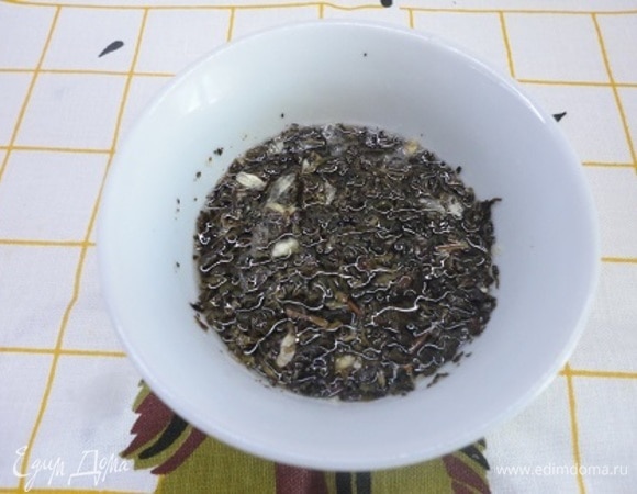 Залейте 2 ч. л. зеленого чая с жасмином 60 мл горячей воды на 5 минут, затем поставьте в холодильник остывать.