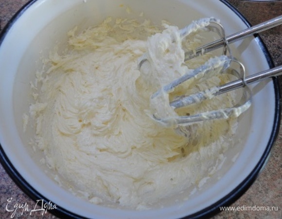 Хорошо взбейте сахар с маслом (7–10 минут). Продолжая взбивать, введите яйцо. Затем влейте 2 ст. л. заваренного чая.