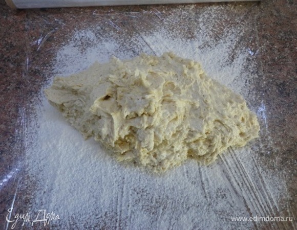 Добавьте к яично-масляной смеси сухие ингредиенты и хорошо перемешайте. Замесите тесто. Оно очень мягкое. Заверните его в пищевую пленку и оставьте в холодильнике на 1 час для затвердевания.