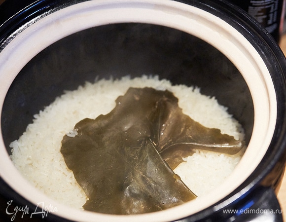 После выключения газа оставляем еще на 20 минут. Готовим заправку. Смешиваем соевый соус с сахаром (можно добавить немного кунжутного масла). Нужно, чтобы сахар полностью растворился.