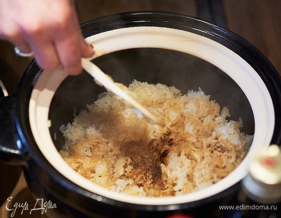 Открываем крышку, выливаем заправку и «взрываем» наш рис. Я люблю с корочкой, и на фото видно, как классно она у меня подпеклась. Это база. На такой рис в момент снятия с огня можно класть что угодно: рыбу, курицу, сухую морскую капусту.