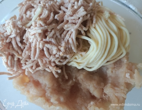 Куриное филе, колбасу и сыр пропустить через мясорубку.