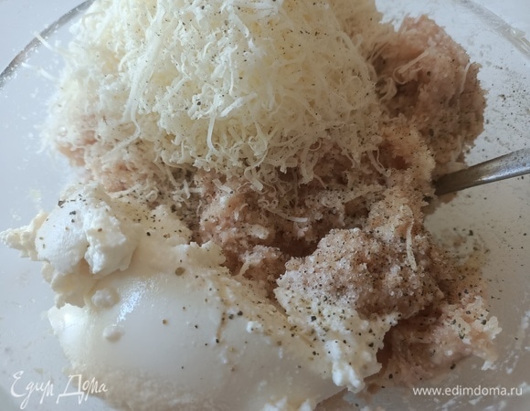 Добавить рикотту, тертый сыр, соль, перец.