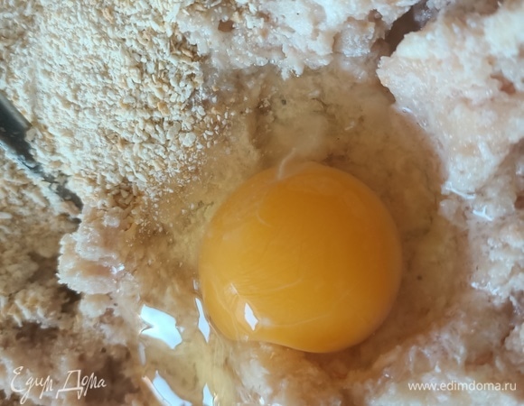 Вбить яйцо, добавить панировочные сухари. Хорошо перемешать при помощи ложки, потом вымесить руками до получения однородной массы.