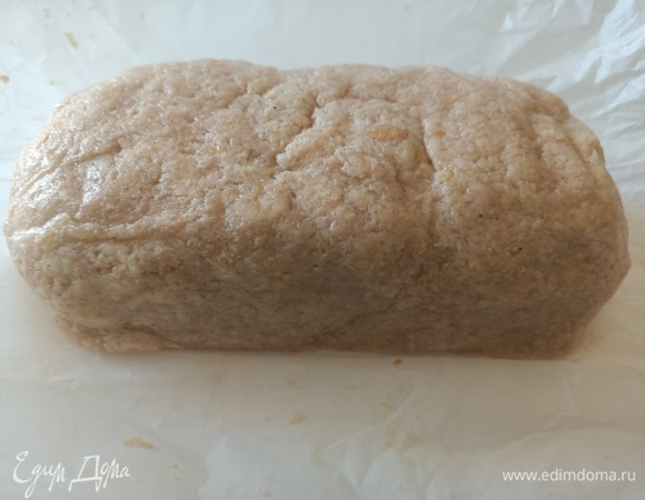 Готовый фарш переложить на пергаментную бумагу. Придать форму хлеба.