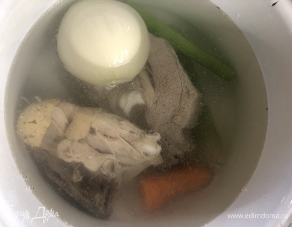 Курицу, говядину, морковь, лук, сельдерей, лавровый лист, перец горошком отправляем в кастрюлю, заливаем водой. Доводим до кипения, убавляем огонь, варим до готовности мяса.