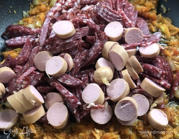 В обычную зажарку с луком и морковью отправляем наши копчености, добавляем томатную пасту, даем им всем вместе подружиться.