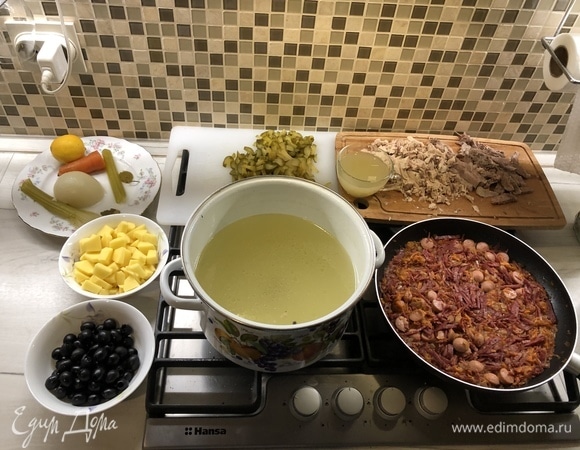 Процеживаем бульон, овощи выкидываем, нарезаем мясо, картофель.