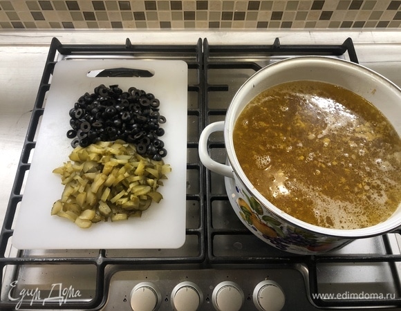 Собираем солянку, каждый ингредиент добавляем после закипания, только нарезанные огурцы и оливки — в самом конце.