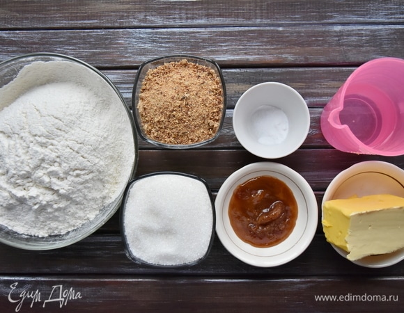 Подготовить необходимые продукты. Гранолу предварительно перемолоть в блендере до состояния мелкой крошки.