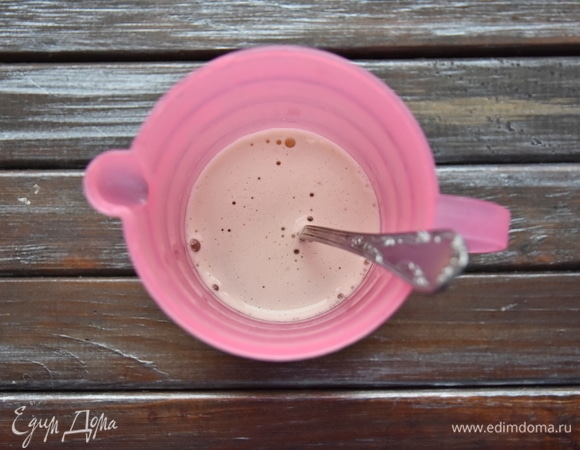 Мед залить кипятком, размешать и всыпать соду.