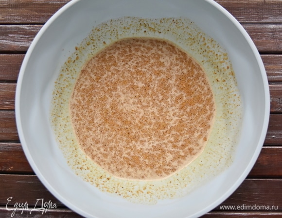 Туда же влить кипяток с медом и содой. Добавить соль.