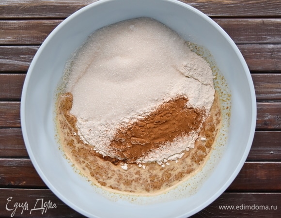 Просеять муку. Всыпать сахарный песок и корицу.