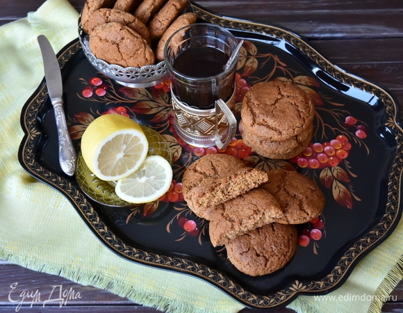 Разделить тесто на кусочки (примерно по 55 г каждый). Скатать шарики и выложить их на противень, застеленный пергаментной бумагой. Выпекать печенье в духовке, разогретой до 200°C, не более 15 минут.