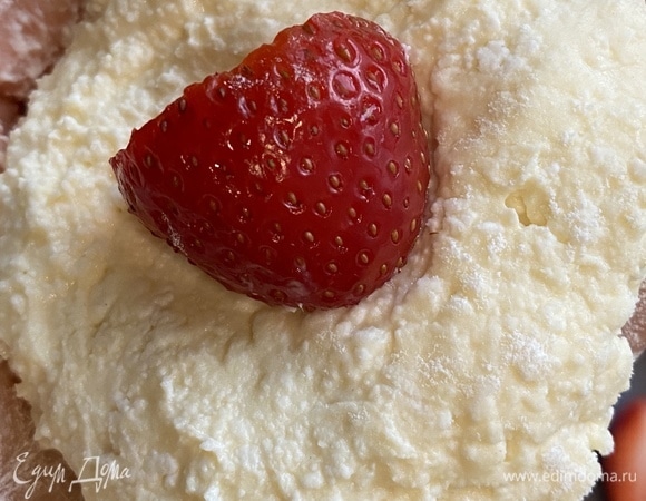 Из теста формируем небольшие лепешки, в середину которых помещаем ягоду клубники. Если ягоды слишком крупные, разрезайте их пополам.