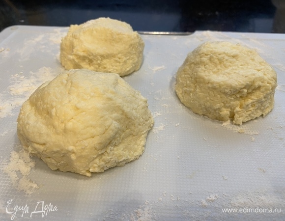 Формируем кнели. Кладем их на разделочную доску и убираем в холодильник на 15–20 минут.