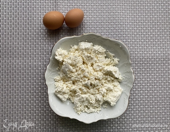 Творог смешиваем с двумя яйцами, перемешиваем до однородной массы. Добавляем соль, сахар, муку. Вымешиваем тесто.