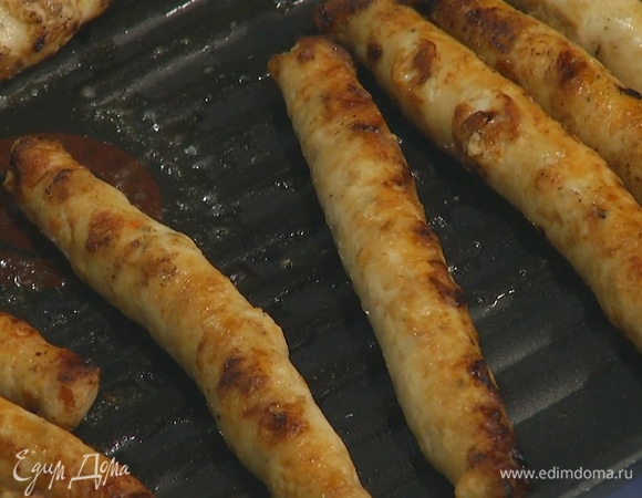 Куриные колбаски поджарить на той же сковороде до готовности.