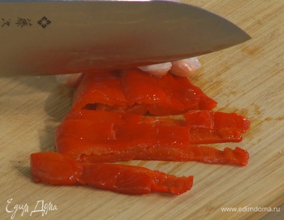 Маринованный перец нарезать полосками.