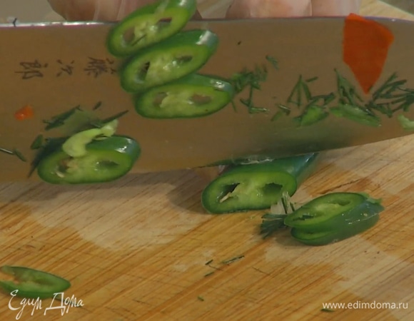 Перец чили, удалив семена, порезать тонкими ломтиками.