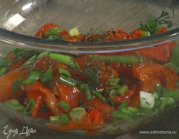 Измельченную зелень и чили соединить с маринованным перцем и руколой, посолить, поперчить, полить уксусом и оливковым маслом, все перемешать.