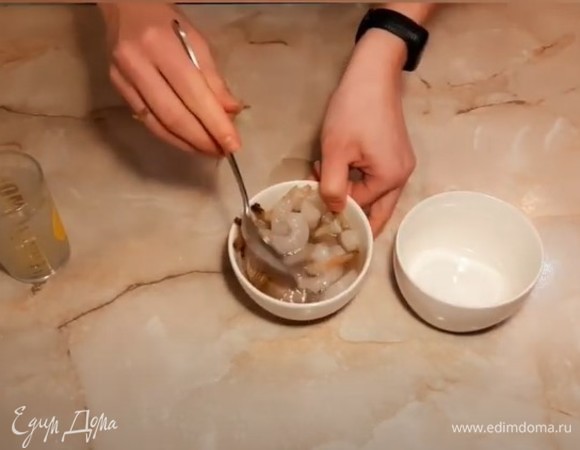 Промываем тщательно креветки в воде. После воду сливаем. Очищаем креветки от хвостиков и, если есть, от голов.