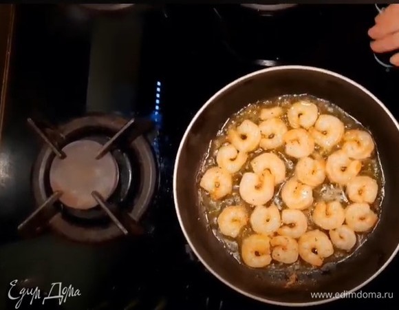 Переворачиваем и обжариваем с другой стороны также около 1 минуты.