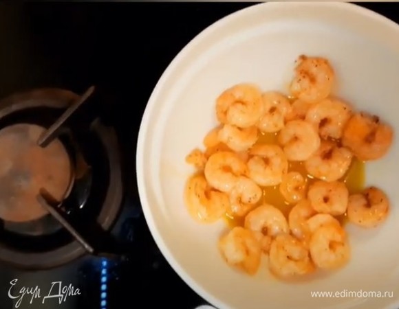 Выкладываем готовые креветки с соусом, в котором они готовились, в емкость и охлаждаем.