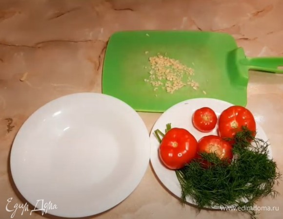 Нарезаем мелко чеснок и кладем в отдельную емкость.