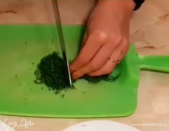 Далее мелко режем укроп, кладем к чесноку.