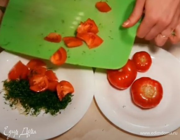 Помидоры нарезаем мелко дольками и кладем к укропу с чесноком.
