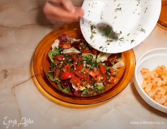 В салатницу по очереди выкладываем листья салата, помидоры с чесноком и укропом.