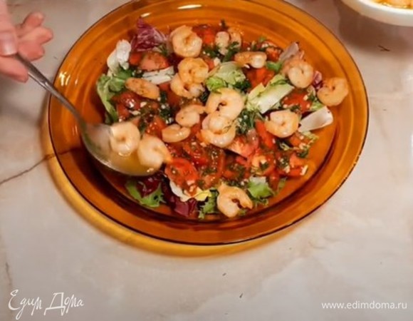 Последними выкладываем креветки с соусом, в котором они готовились.