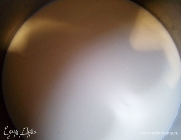 О самом молоке, его подготовке и всех нужных инструментах я подробно писала в своем рецепте сыра качотты: https://www.edimdoma.ru/retsepty/137591-syr-kachotta-lyubitelskiy. Очень много полезной и нужной информации вы найдете именно там. Сейчас я варю сыры в сыроварне на 18 л (но сыр, что на фото, сварен именно в эмалированной кастрюле). Молоко для российского сыра нужно нагревать до 32°C. Если молоко пастеризованное, то добавьте в него разведенный в воде хлористый кальций. Я же молоко не пастеризую, так как оно у меня домашнее. Заквасочную культуру (мезофильно-термофильную газообразующую закваску) равномерно рапределите на поверхности молока. Дайте постоять 3 минуты, чтобы сухая закваска впитала влагу, и перемешайте. Накройте кастрюлю крышкой и оставьте на 45–60 минут. Я даю 45 минут, мне так больше нравится вкус сыра. Внимание! Добавляйте краситель аннато в молоко перед внесением хлорида кальция. Но, так как у меня не пастеризированное молоко, то я вношу аннато перед тем, как добавить фермент. Аннато вносится в том количестве, которое нравится вам. Тщательно перемешиваю до однородного цвета.