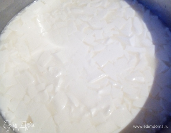 Проверьте температуру молока. Если она снизилась, то подогрейте молоко до 32–33°C. Разведите фермент (сычужный фермент — 0,32 г или же вегетарианский химозин — 0,23 г) в 50 мл кипяченой теплой воды. Добавьте раствор фермента при постоянном помешивании движениями сверху-вниз, чтобы максимально распределить его по всему объему молока. Оставьте на 40 минут. Проведите тест на чистое отделение. Если сгусток недостаточно плотный, оставьте еще на 10–15 минут. Нарежьте сгусток на кубики стороной 1 см, после вымешивайте массу в течение 10 минут, поддерживая температуру 32–33°C. За это время кубики приобретут упругость.