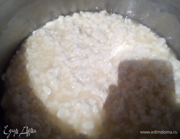 Слейте 30 % сыворотки (в данном случае это 4,5 л) и перемешивайте еще 5 минут.